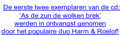 De eerste twee exemplaren van de cd: ‘As de zun de wolken brek’ werden in ontvangst genomen door het populaire duo Harm & Roelof!